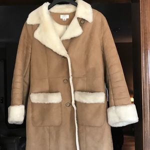 Shade coat, fully lined. Three quarter length.